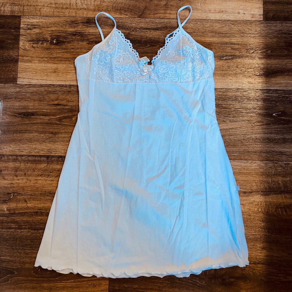 Lovely and soft white lace-trimmed nightie, size M